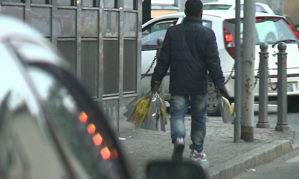 Vigilessa strattonata, il venditore di mimose patteggia sei mesi