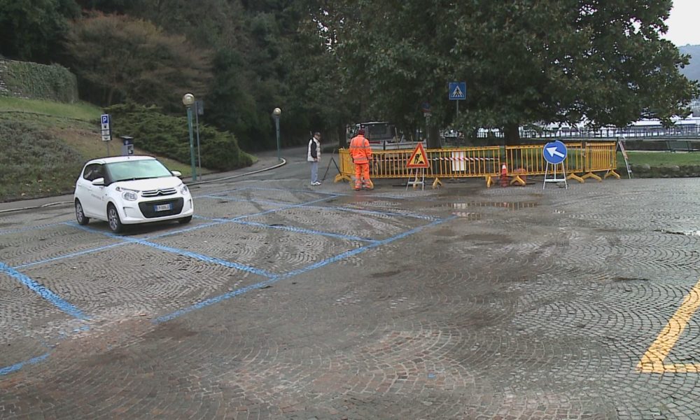 Viale Geno, operai al lavoro per sistemare buche e avvallamenti