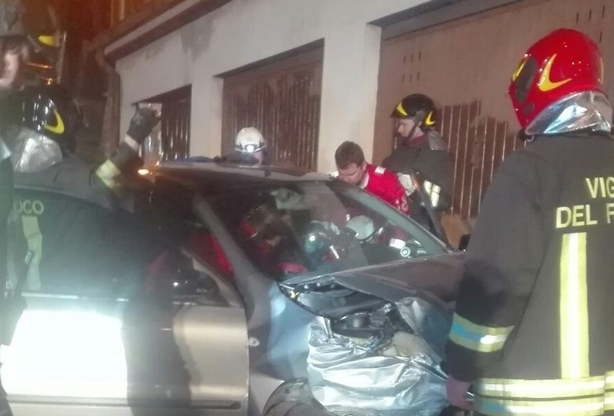 Incidente nella notte in via Statale per Lecco, tre giovani feriti