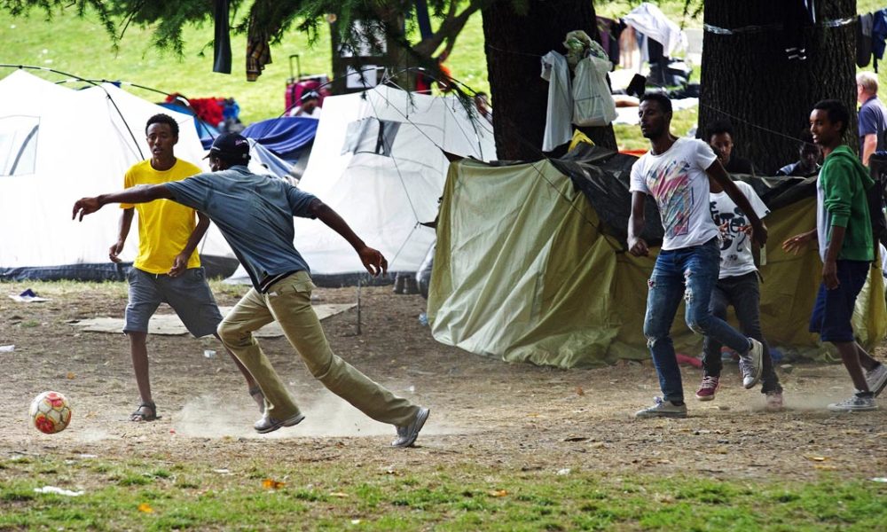 “Migrants – donne e uomini oltre le frontiere”: Mattia Vacca e Carlo Pozzoni allo Spazio Natta (con le parole di Don Giusto)