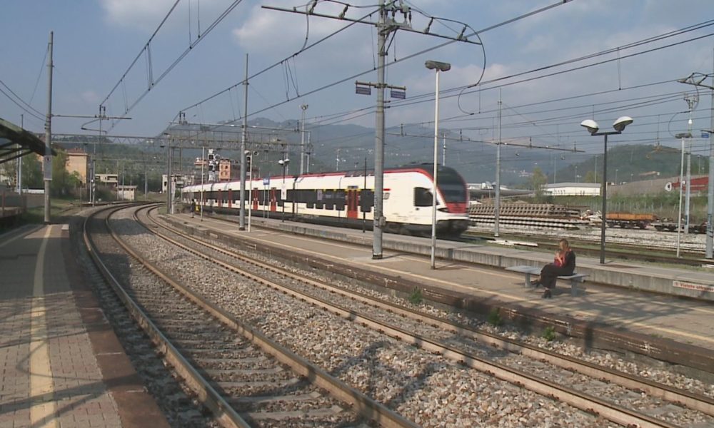 Como, trascinato e ucciso dal treno: incastrato durante la discesa, la Procura apre un fascicolo