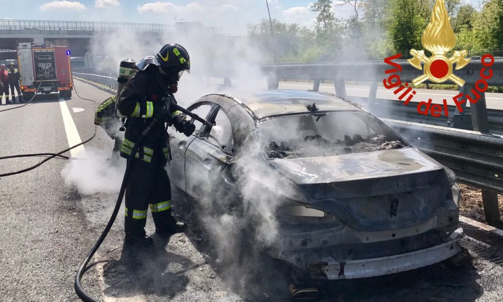 FOTO e VIDEO Berlina in fiamme sulla A9: completamente distrutta, nessun ferito