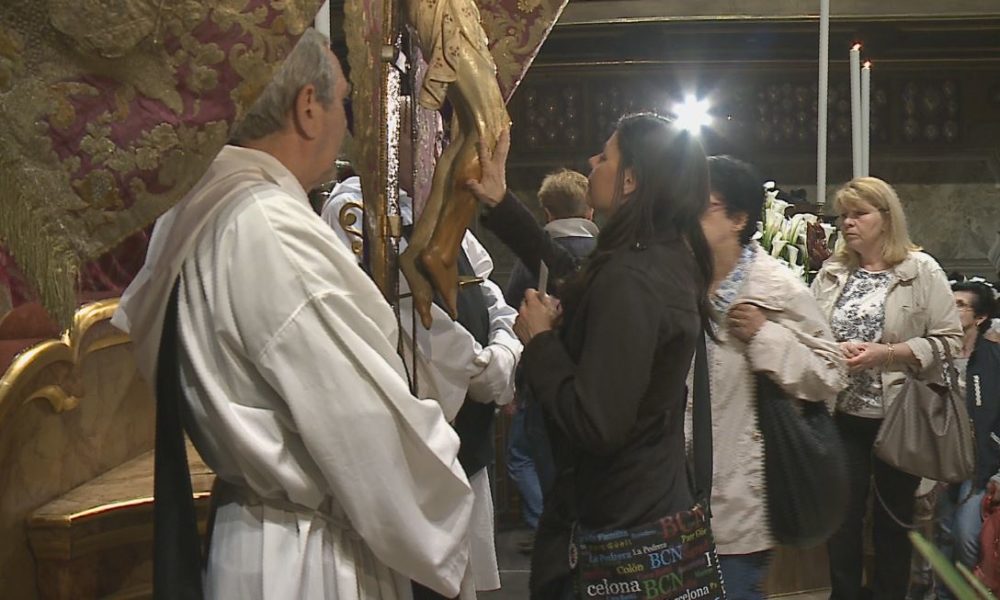 Tutti in coda per il bacio al Crocifisso, domani Messa Crismale e benedizione dell’olio