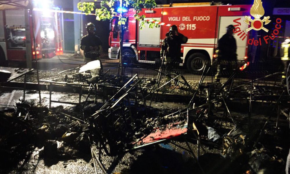 FOTO Incendio alla fiera di Pasqua, bancarella in fiamme all’alba. Indagini in corso
