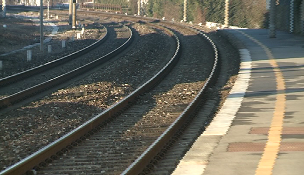 Tenta di salire sul treno in partenza: trascinato per 4 km da Albate a Cucciago. Forse un migrante l’uomo morto questo pomeriggio