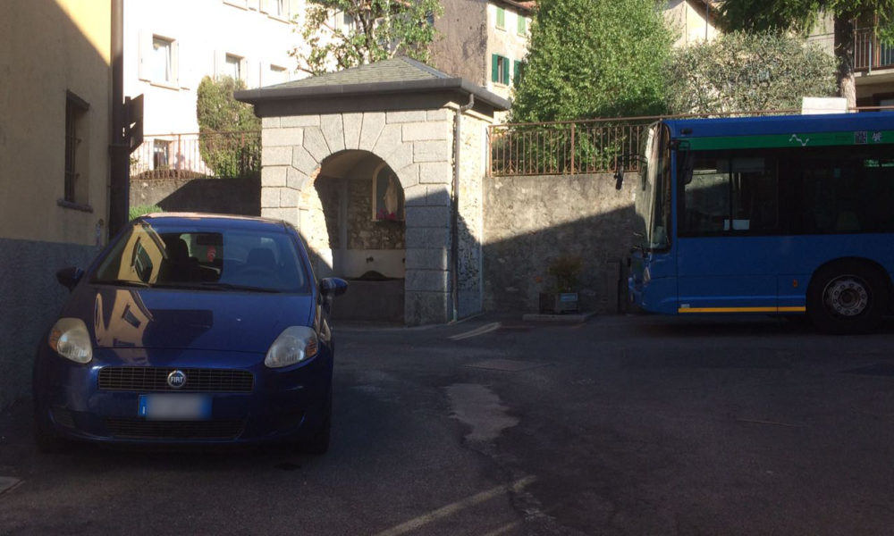 GALLERY Ponzate, auto blocca bus: corsa ferma per più di tre ore. Interviene la polizia locale