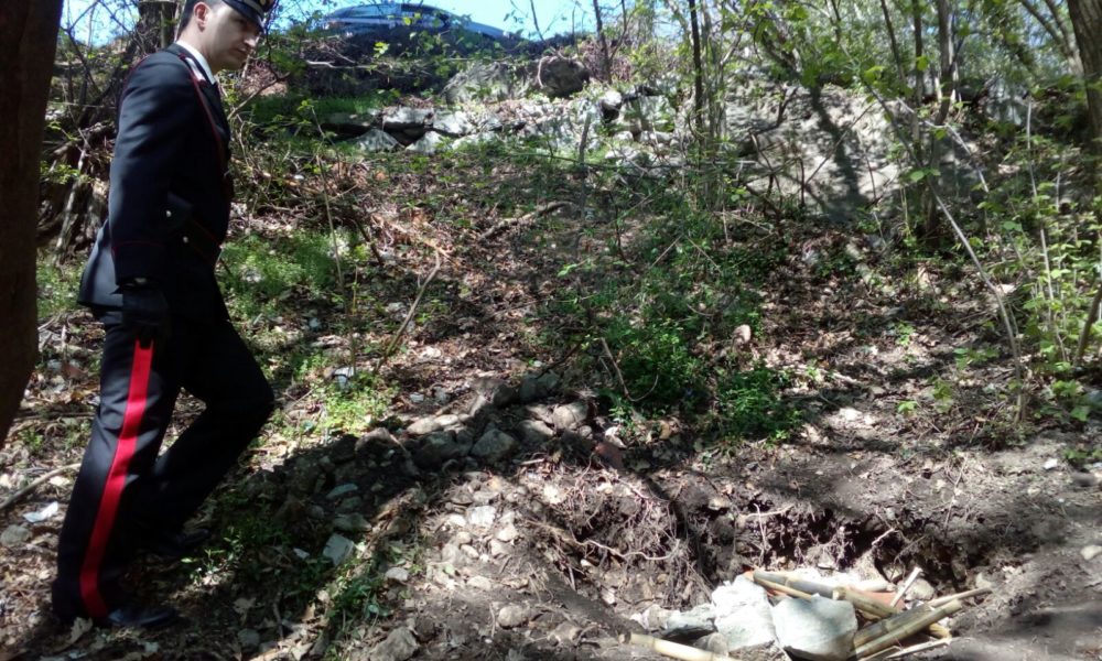 GALLERY Cadavere nel bosco a Eupilio, oggi l’autopsia. Resta l’ipotesi omicidio, vittima ancora senza nome