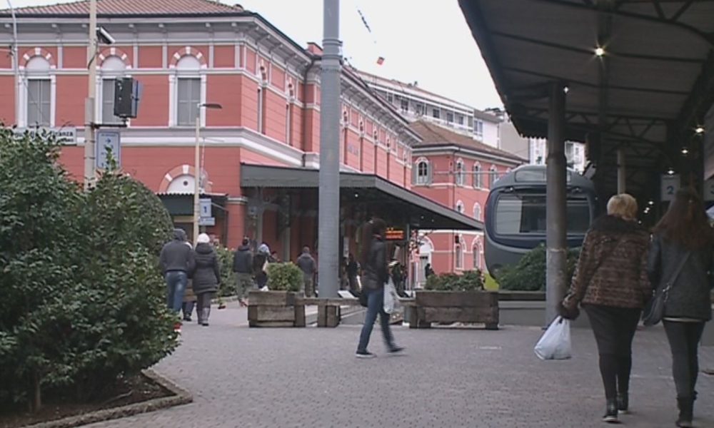 Como, pugni e calci a un ragazzo in stazione: a processo per tentata rapina