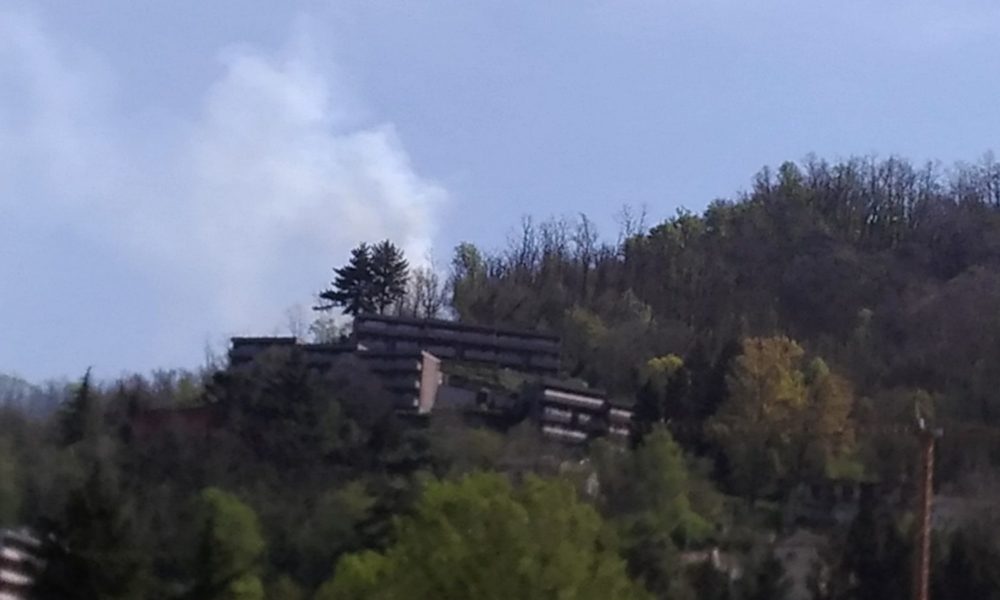 VIDEO Fiamme sul monte Goj, attivati elicottero e quattro mezzi del servizio Antincendio Boschivo