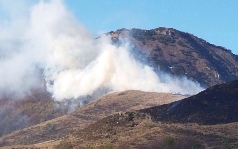 VIDEO Val Rezzo, incendio nella località San Lucio. Attivati gli elicotteri, in arrivo il Canadair