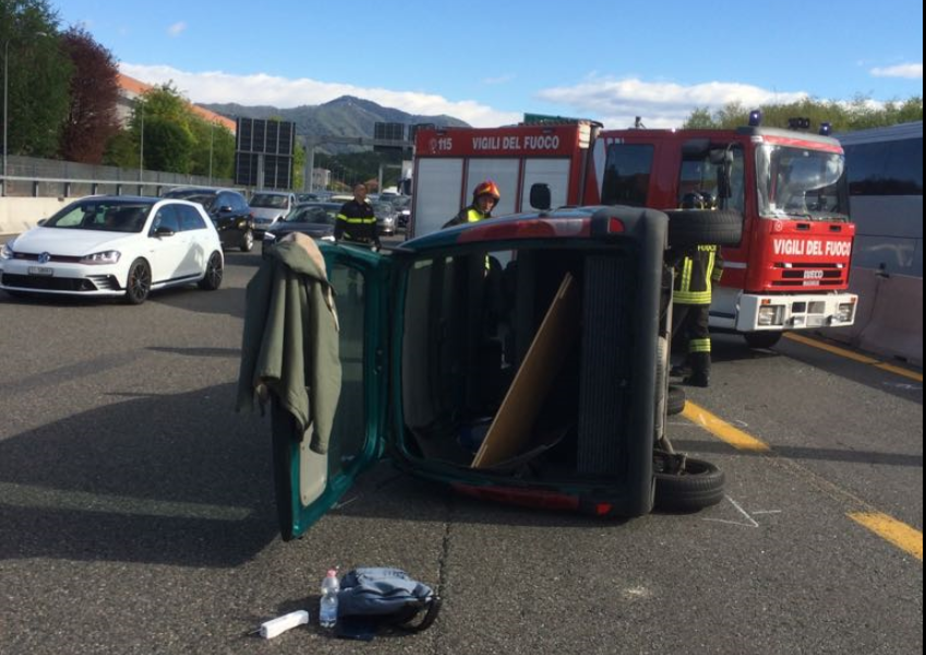 Incidente in A9, auto si ribalta in autostrada a pochi metri dal casello di Grandate