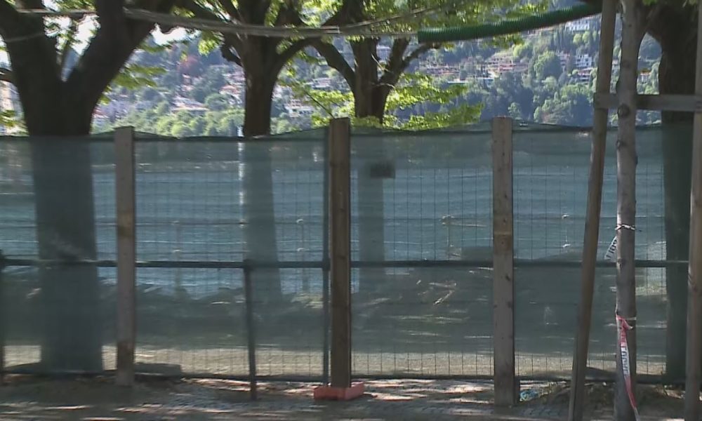 VIDEO Il piccolo sogno (per ora) è finito: riparata la staccionata delle paratie. Il lago è un vedo-non-vedo