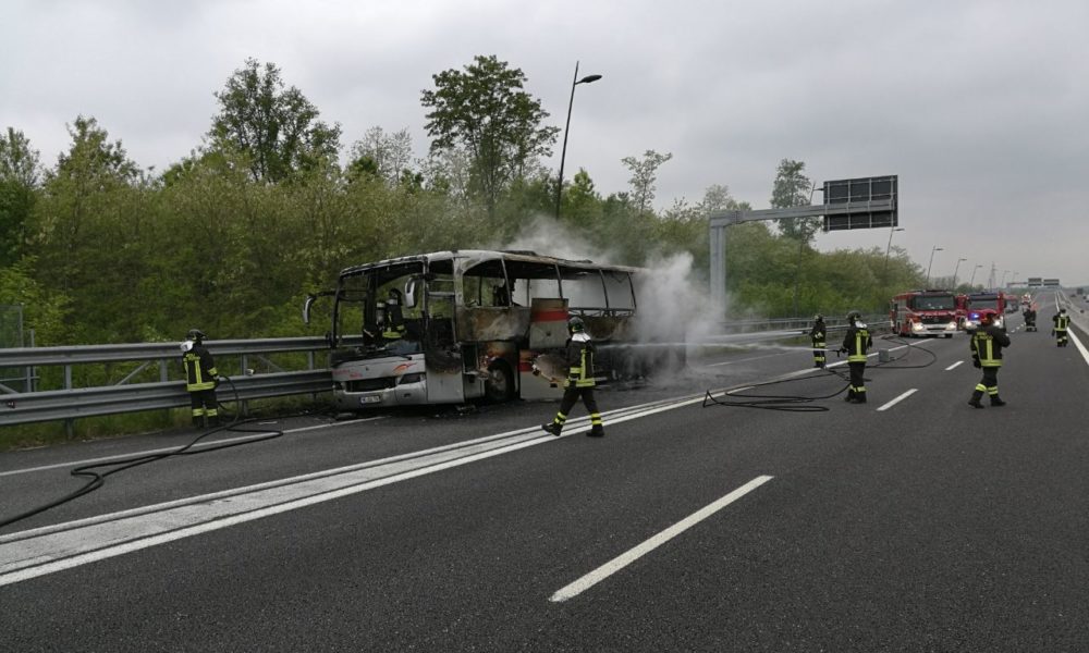 GALLERY Pullman turistico in fiamme sulla Pedemontana: distrutto. Nessun ferito