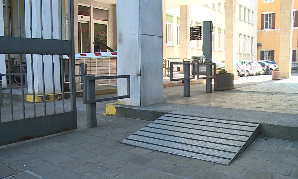 Cadde sulla rampa disabili di Palazzo Cernezzi troppo scivolosa e si fratturò: risarcito dal Comune