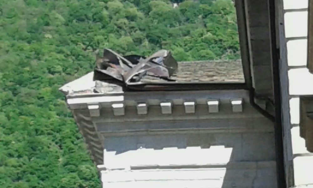 VIDEO Il vento scoperchia il tetto del Teatro Sociale: intervento dei Vigili del Fuoco