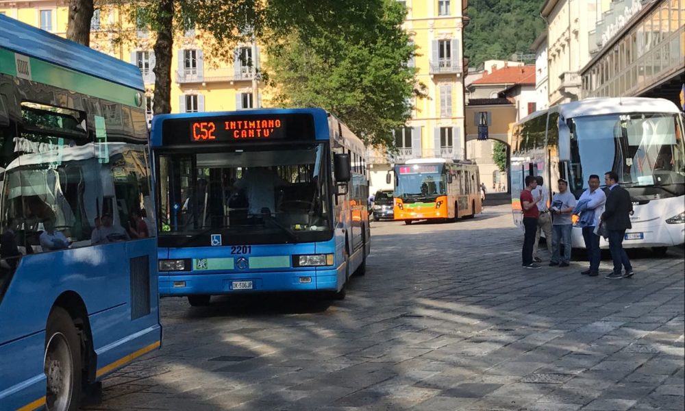 Sosta selvaggia in piazza Cavour: pullman turistici bloccano la strada (e in zona Stadio non va bene)