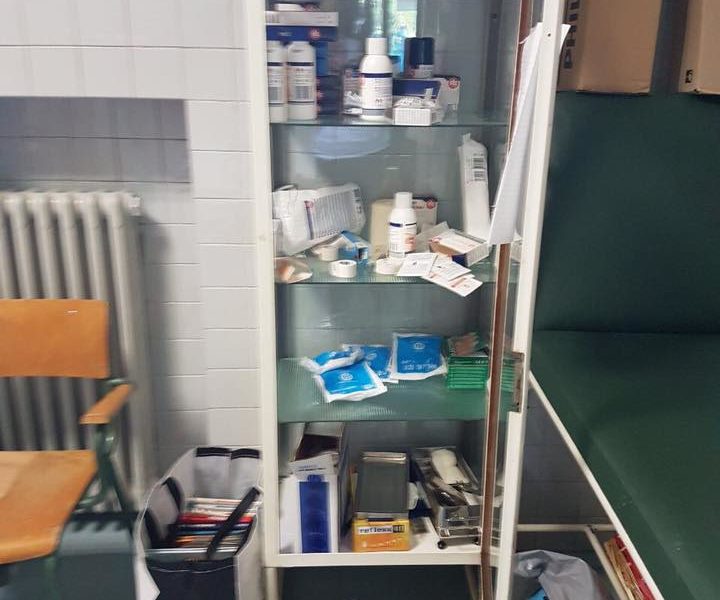 Asilo di Prestino, ennesimo raid dei vandali. Famiglie in rivolta, 30 bimbi tenuti a casa