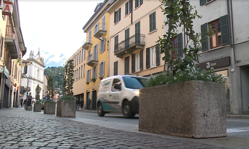 Via Milano, polemica sulle fioriere: spariscono dalla parte alta e riappaiono fiorite in quella bassa