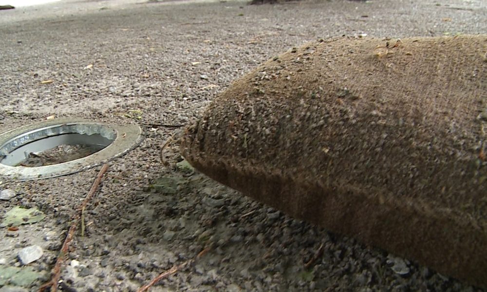 Piazza Roma, vandali distruggono le nuove lampade. Sacchi di sabbia sulle voragini