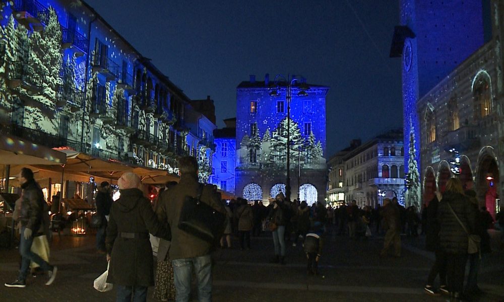 Eventi di Natale, la polemica non è solo politica. L’Ordine dei medici: “Difficile immaginare eventi di massa a dicembre”