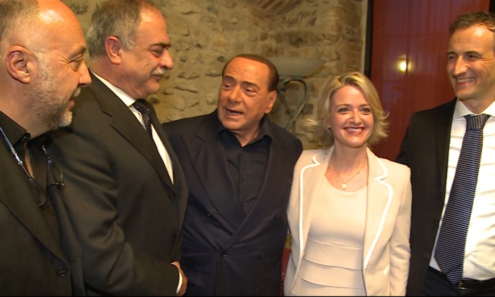 VIDEO Berlusconi show al Castello di Casiglio tra Landriscina, Maroni e il passato da piallatore canturino
