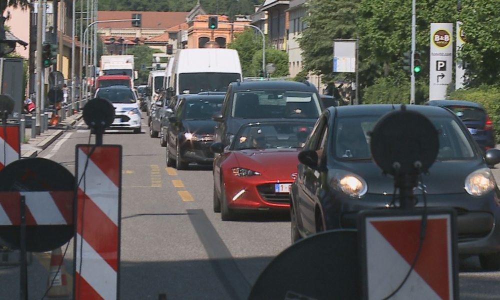 Cantiere a sorpresa, caos in via Paoli: corsia dimezzata senza annunci. Disagi fino a settembre