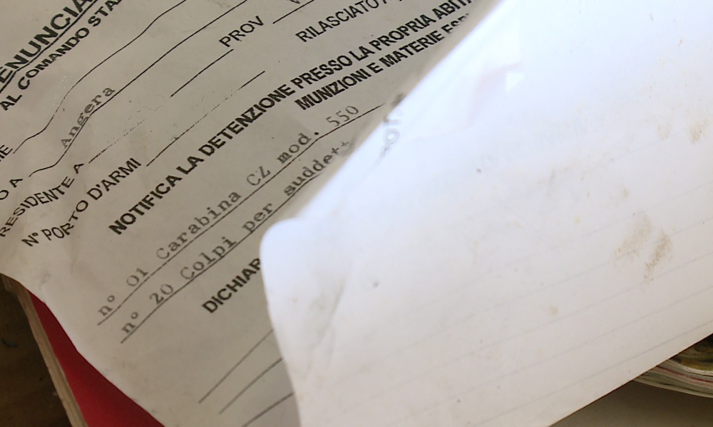 Via dei Mulini, discarica a cielo aperto. Tra i rifiuti anche documenti (con nomi e cognomi), indaga la polizia locale