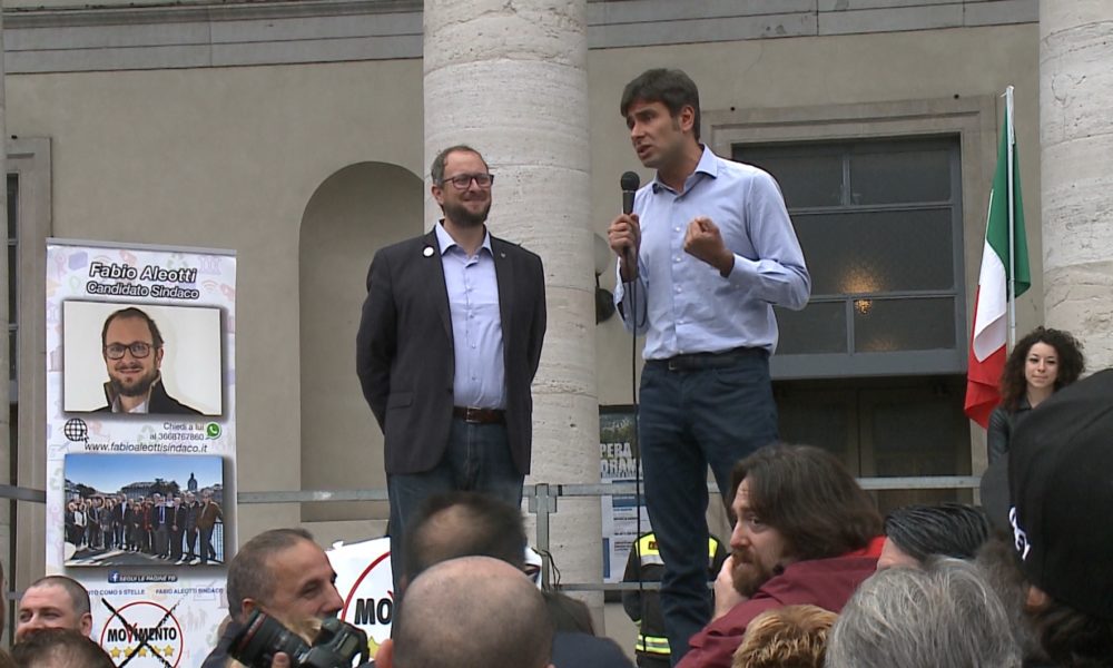 Cinque Stelle, Di Battista a Como riempie piazza Verdi e lancia Fabio Aleotti