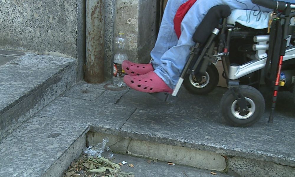 VIDEO Como non è una città per disabili: viaggio in carrozzina tra ostacoli e barriere architettoniche