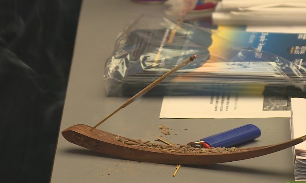 Infopoint Broletto, caccia al topo: il roditore caduto su un addetto. E contro la puzza, ecco l’incenso