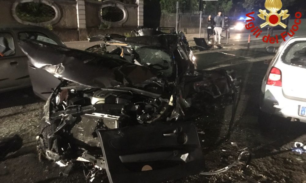 VIDEO E FOTO Incidente nella notte ad Albiolo, l’automobilista perde il controllo e finisce contro i veicoli parcheggiati