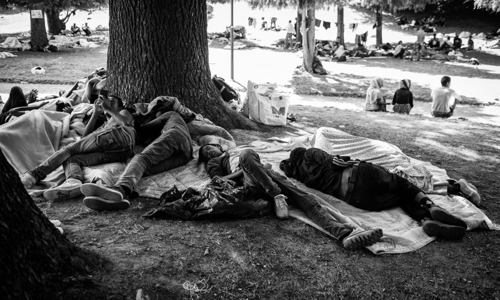 VIDEO Migrants, donne e uomini oltre le frontiere. Fotografie solidali per aiutare l’oratorio di Rebbio