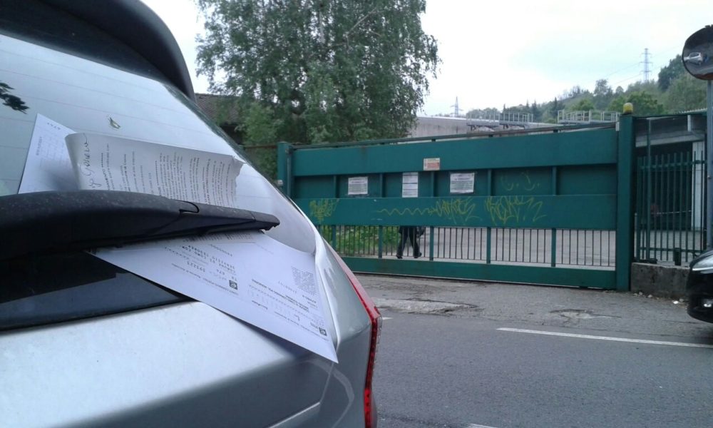 FOTO – Distribuzione sacchi rifiuti in via Somigliana, raffica di multe all’esterno