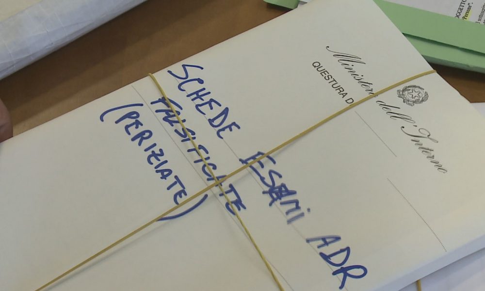 Patenti a abilitazioni false: 12 arresti Nei guai funzionario della motorizzazione e tre autoscuole