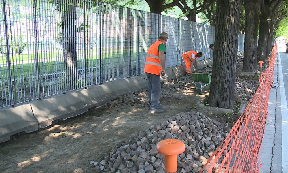 VIDEO Paratie, via ai lavori sul Lungo Lario Trento: ecco il porfido, prende forma la passeggiata
