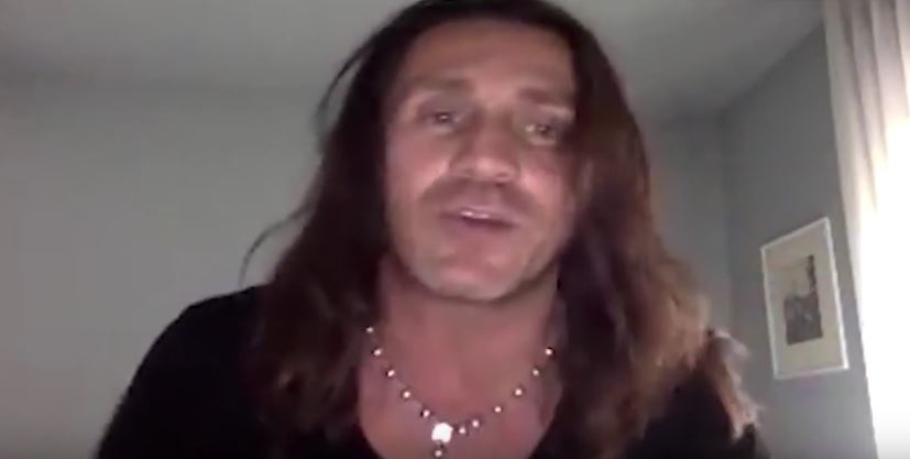 Povia contro le scuole di Cantù: “Boicottato il mio concerto”. E parte con gli insulti a docenti e dirigenti