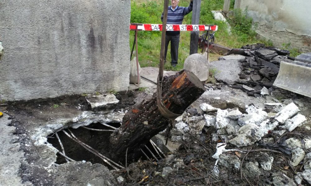 GALLERY Esplosa la roggia di via Ennodio a Rebbio: colpa del maltempo e dei rifiuti