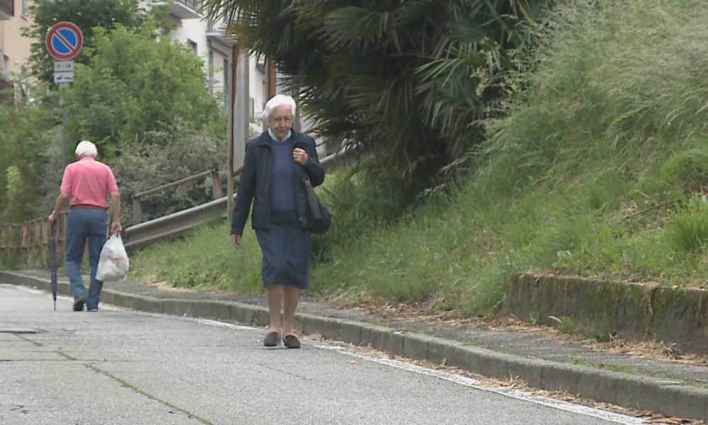 Como, Salita Cappuccini: marciapiedi a pezzi. La residente si lamenta e viene sbeffeggiata in Comune
