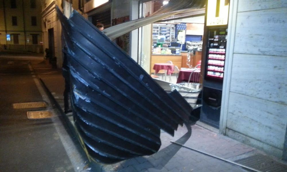 Lomazzo, spaccata alla tabaccheria di via Unione: saracinesca sventrata con auto e mazza