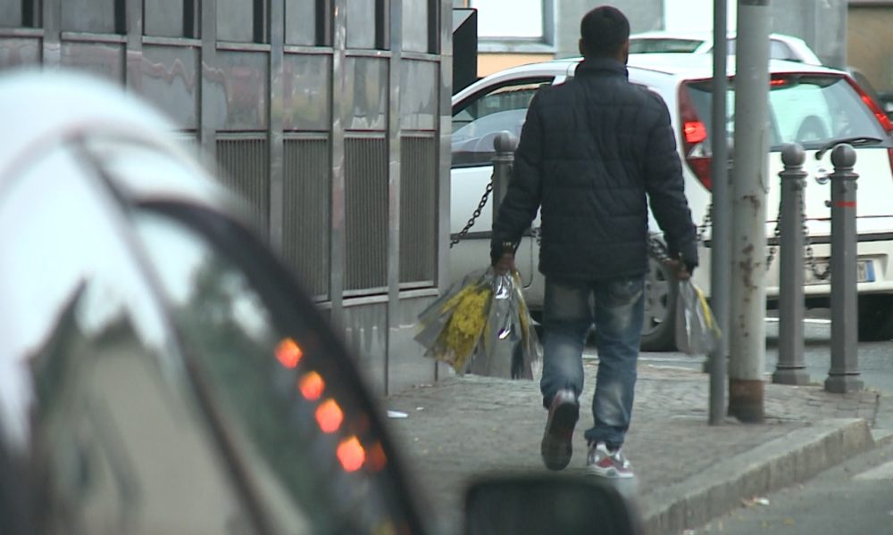 Venditori abusivi, serie di sequestri (anche al mercato): occhiali, fermacapelli e pelapatate all’asta