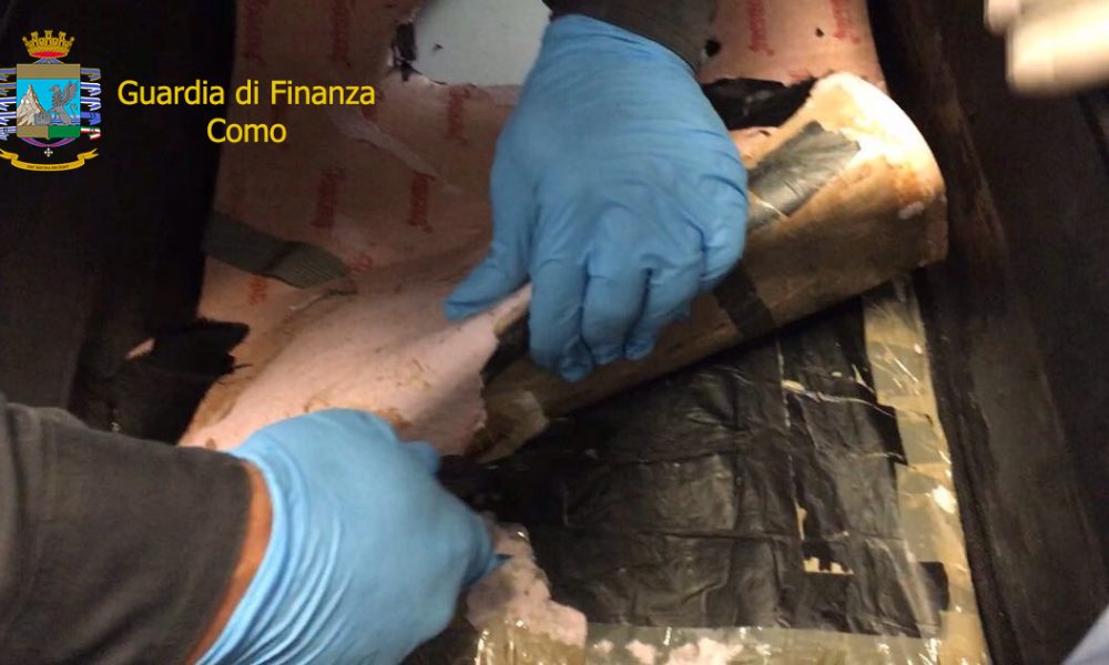 VIDEO Quasi sei kg di eroina sul pullman in arrivo da Zurigo: nigeriana in cella al Bassone