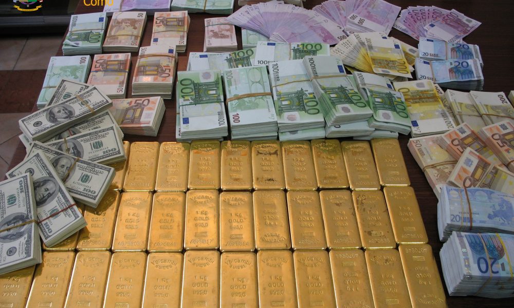 Lingotti d’oro, gioielli e denaro tra Italia e Svizzera. Stroncata la banda dei passatori