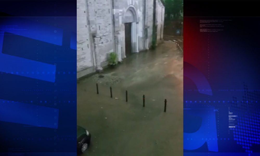 VIDEO Un fiume si abbatte contro Sant’Abbondio: chiesa salva (per miracolo), allagati Centro Pastorale e ingresso dell’Università