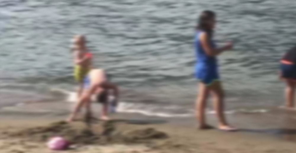 Tempio Voltiano Beach, ancora bambini a mollo in acque sporche. Rapinese: “Pericoloso, è colpa del Comune”