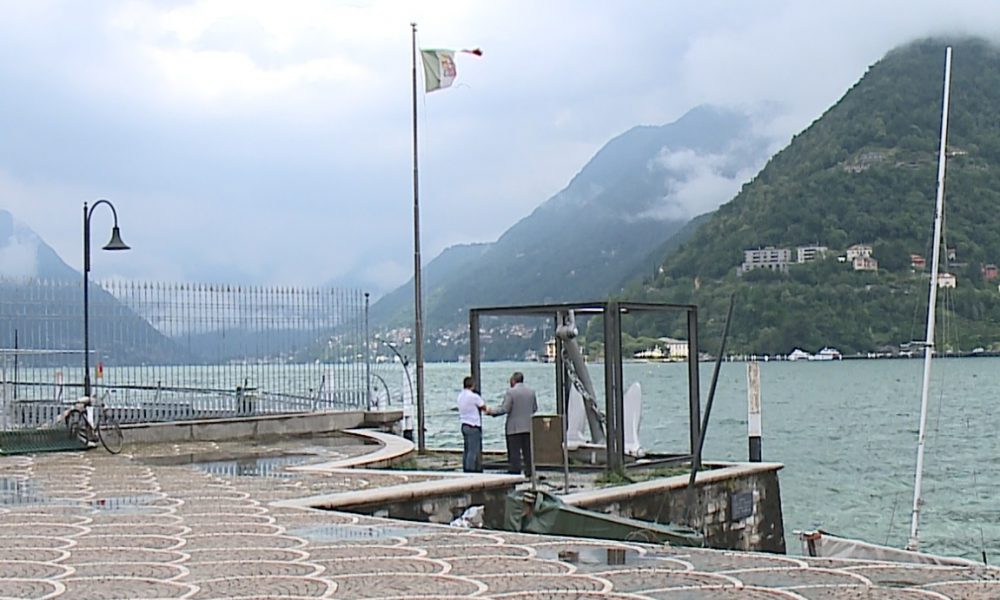 Monumento trascurato e Tricolore ridotto a un cencio. I Marinai comaschi: “Ammainiamo la bandiera per protesta”
