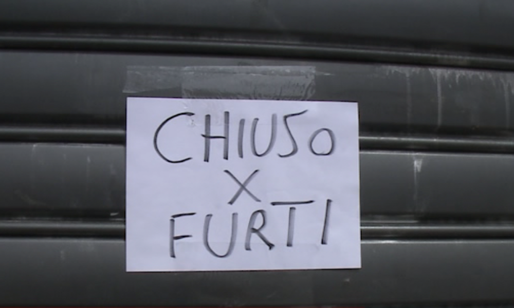 Edicola di piazza Duomo chiusa per furti. Rubano incasso e merce, il titolare esasperato: “Mi sento preso in giro”