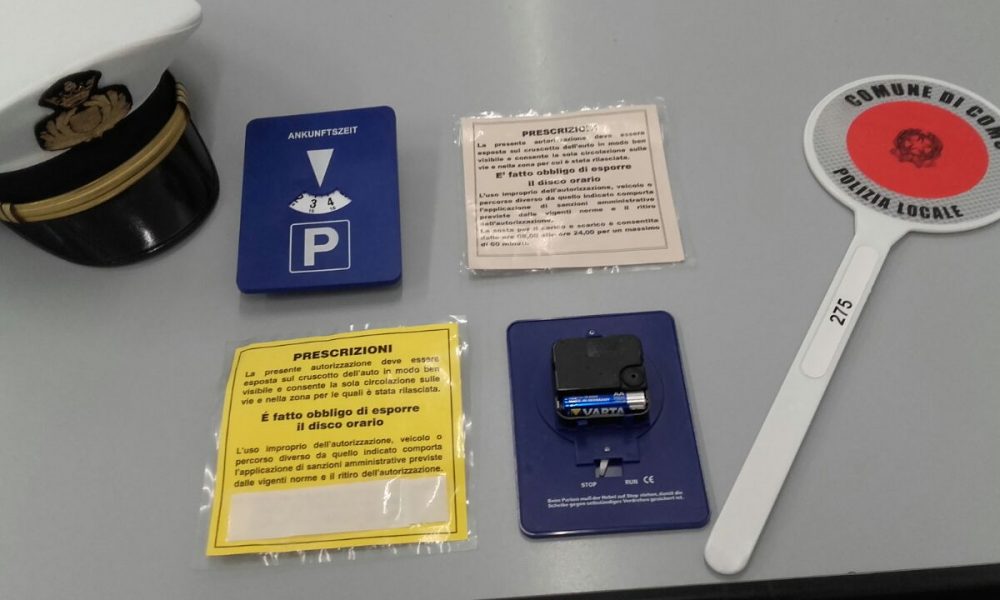 Como, disco orario motorizzato: tre furbetti della sosta denunciati per truffa