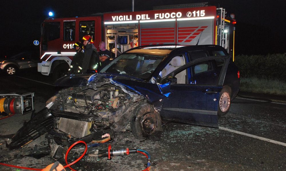 FOTO Fenegrò, scontro tra auto sulla Provinciale. Dinamica da ricostruire, mezzi distrutti