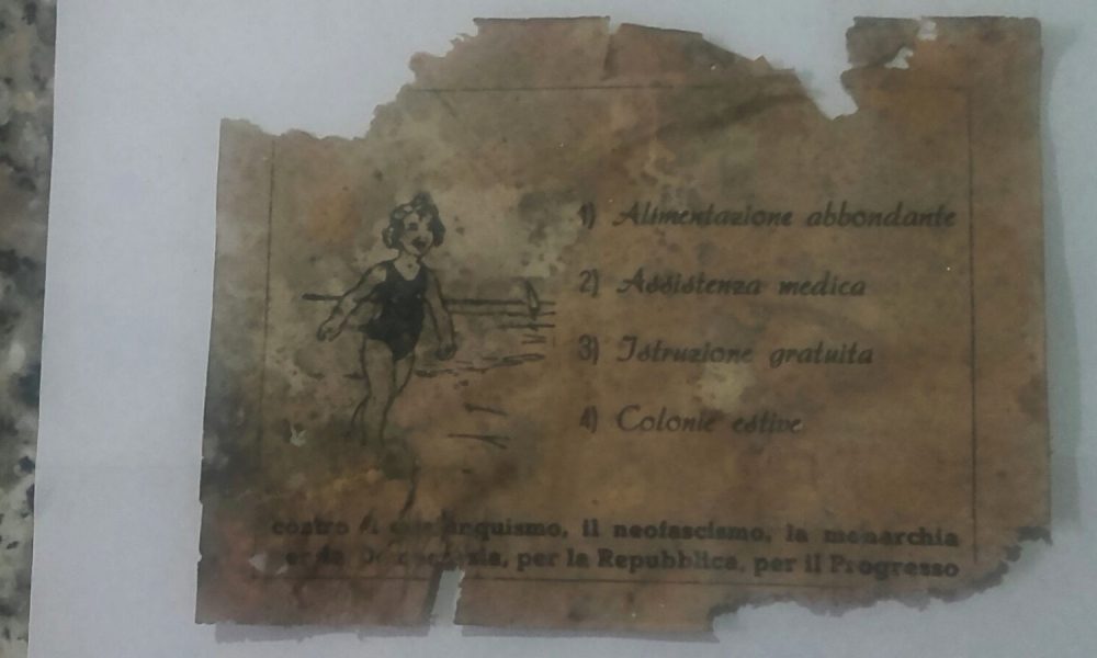 GALLERY “Vota Partito Comunista”. Laglio: il mistero dei volantini rossi nell’antica fontana delle massaie