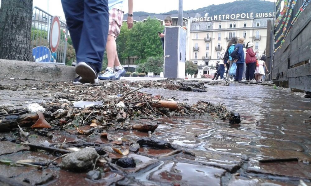 Qualche giorno di pioggia e il lago già si allunga verso Piazza Cavour: prime pozze lato strada e primi disagi per le auto